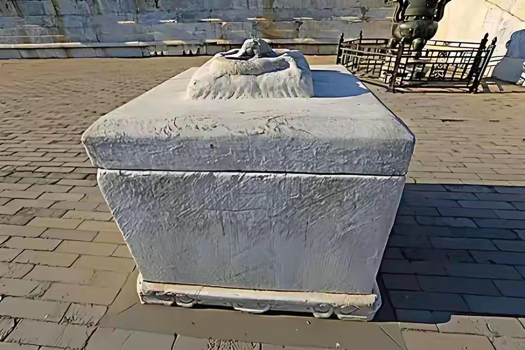 太和门前西侧的汉白玉石盒，是故宫藏了600年的冷秘密。连当年嘉庆帝都认不出它的来