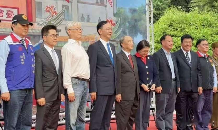 国民党大佬缺席节日，蒋朱路线大不同，岛内争议何时休。
2025年光复节当天，国民