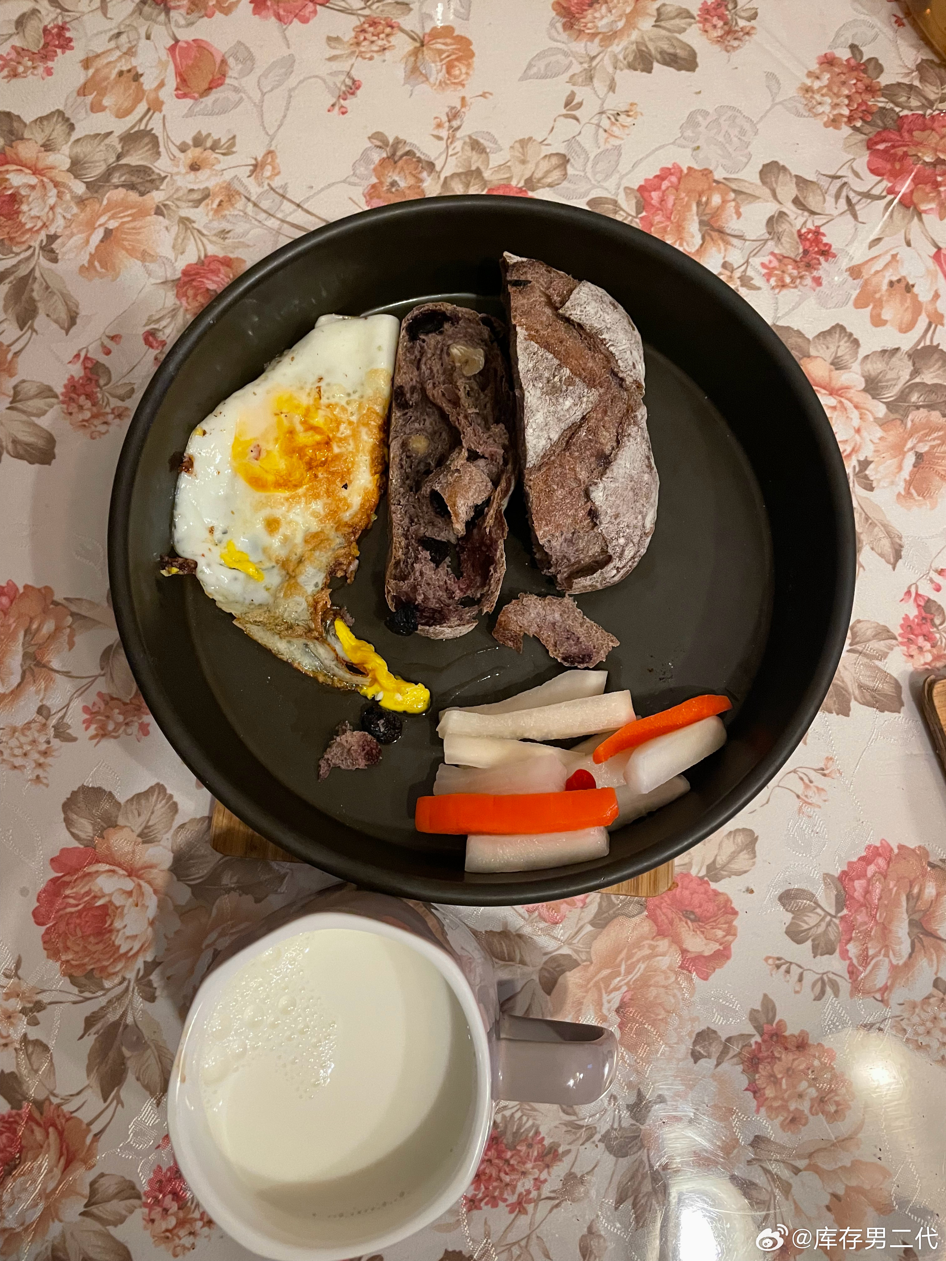 庆祝正义的胜利，吃点儿好的：转基因大豆油煎鸡蛋中国四川泡菜法国酸面包中国蒙牛牛奶