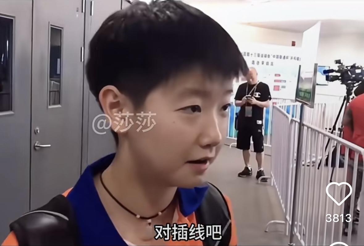 莎莎采访说出门必带插线板，直接笑喷全网。记者问她想跟谁住，她指了下旁边说了个英文