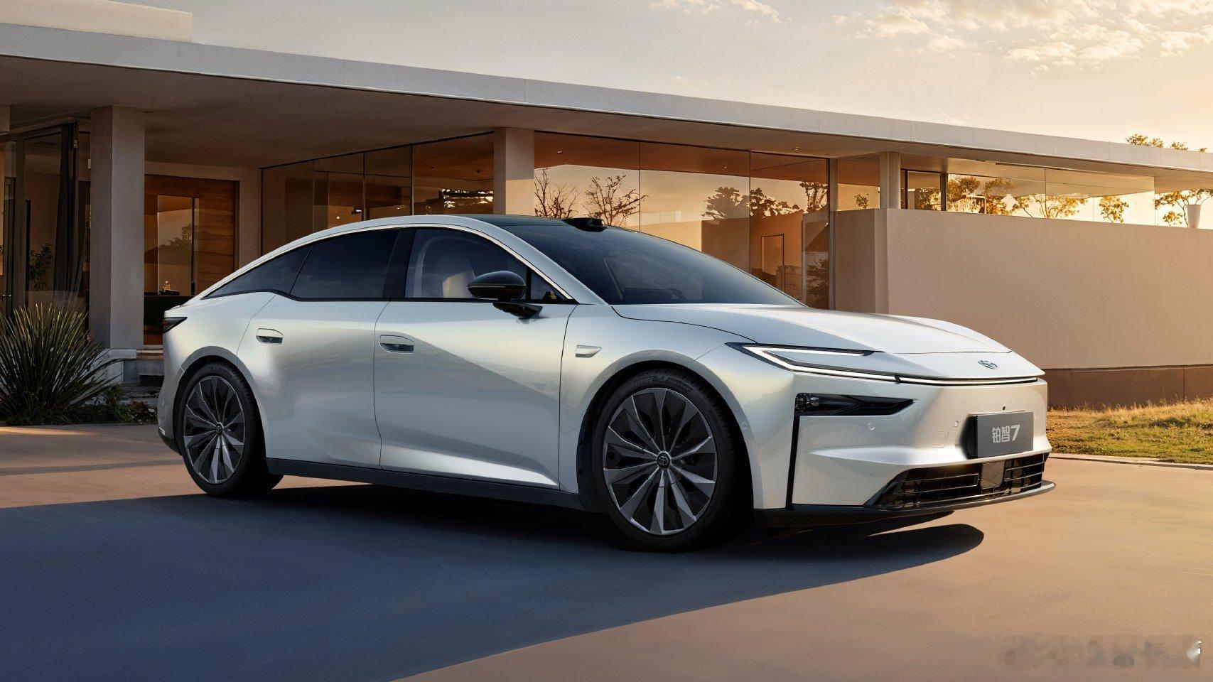 丰田鸿蒙座舱旗舰铂智7是广汽丰田我很喜欢，这是一款中大型纯智能电轿车。一是背式设