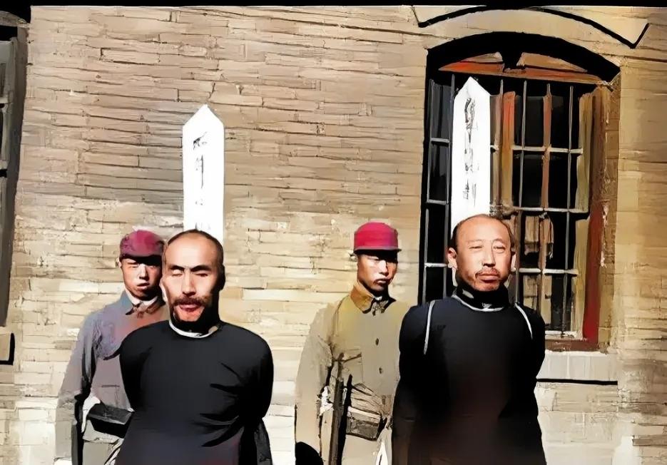 1945年，抗战胜利后，枪毙汉奸时，留下的一张老照片，照片中的这两名汉奸，已经被