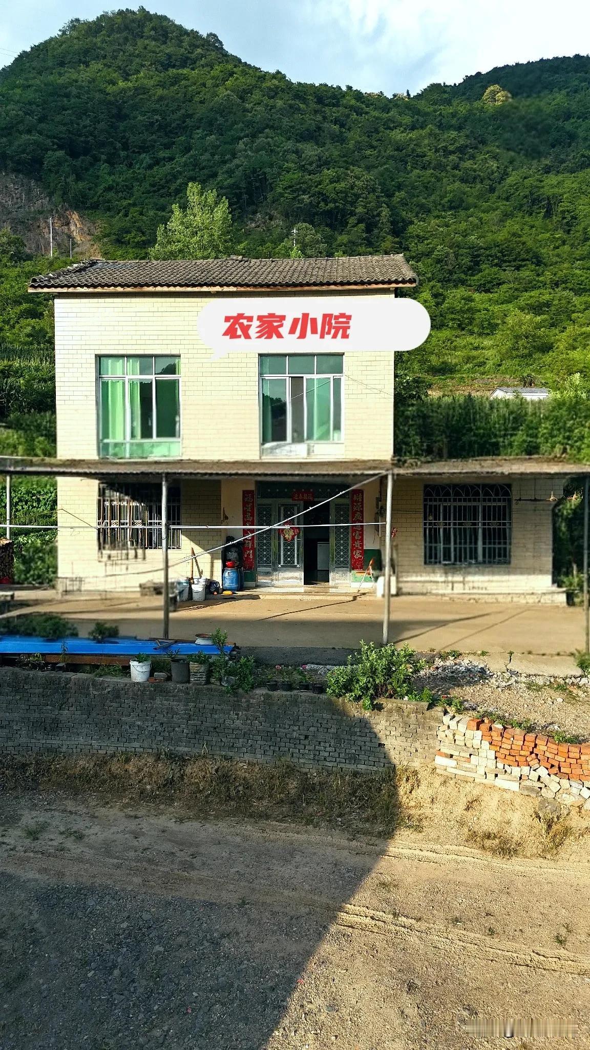 我想在夷陵区分乡镇百里荒景区附近，有一个这样的农家小院，海拔830米左右，有1亩