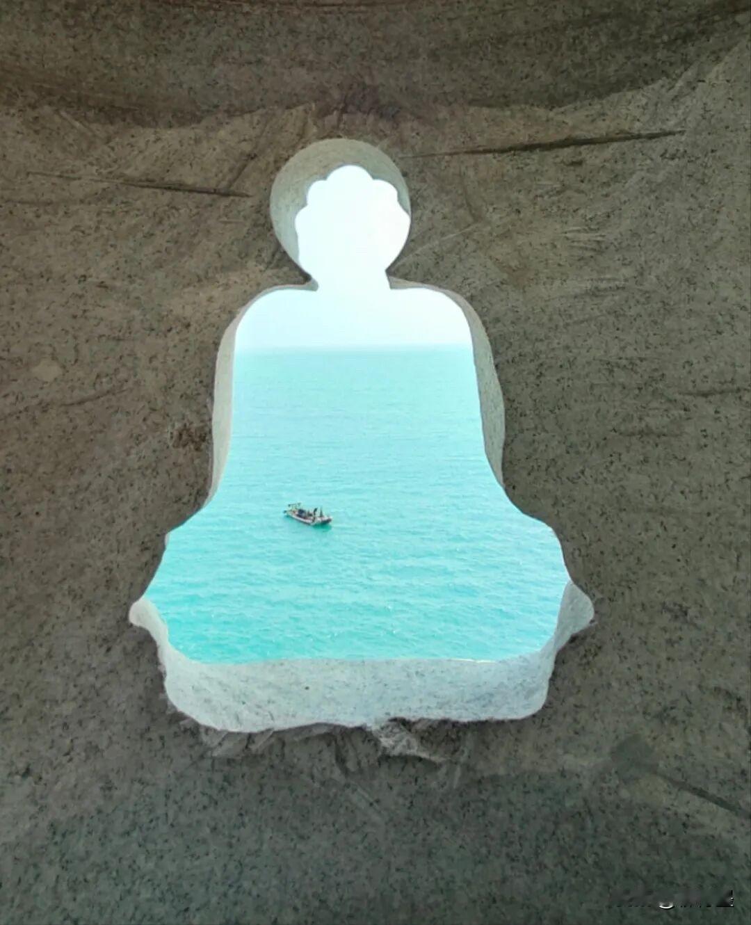 看到这张照片，你会想到什么？
我的第一感觉，就是唐僧打坐在看海。
不是在开玩笑，