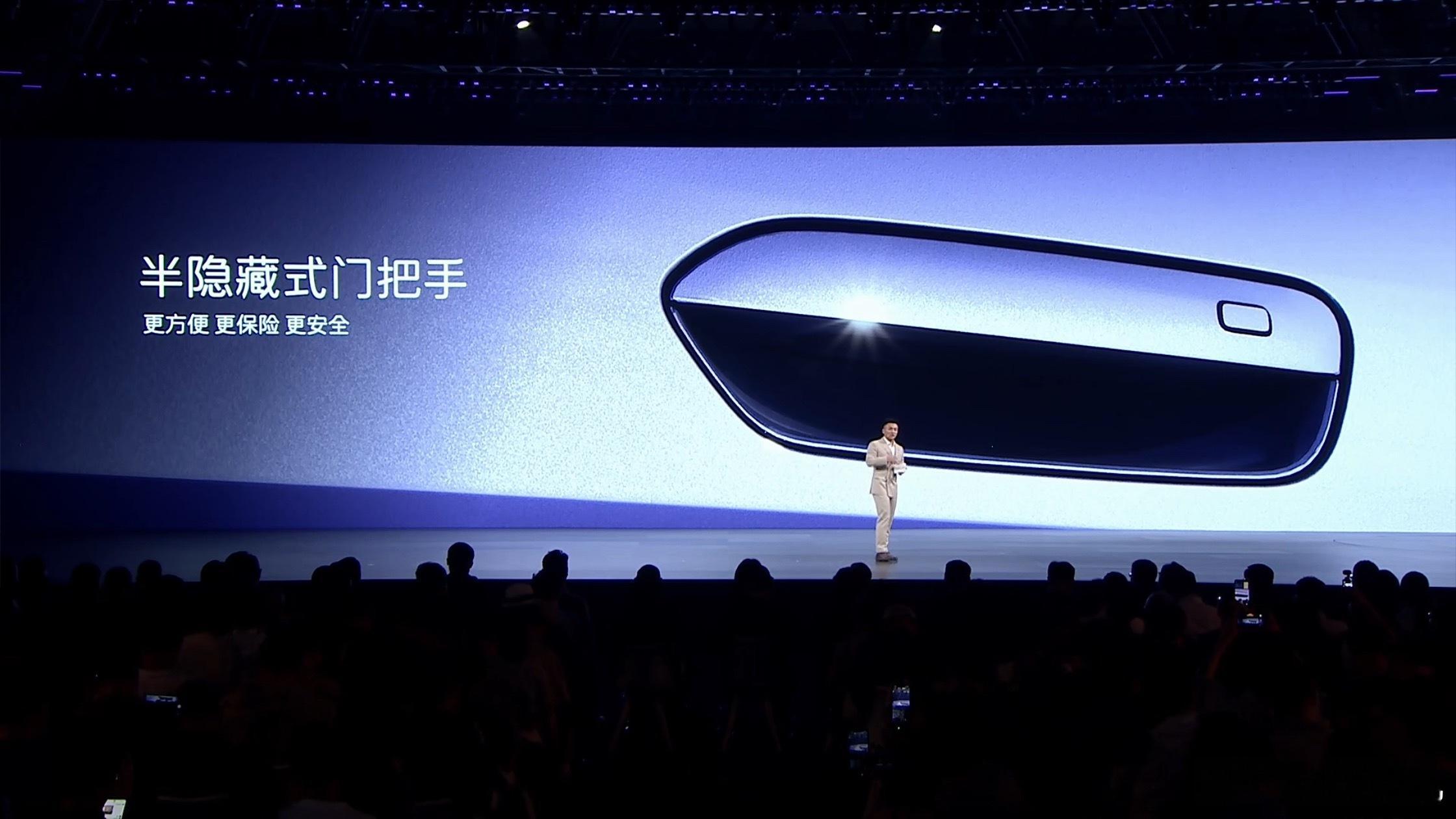 新阿维塔12搭载华为乾崑最新一代896线激光雷达，夜间避障能力大幅度提升，能做到