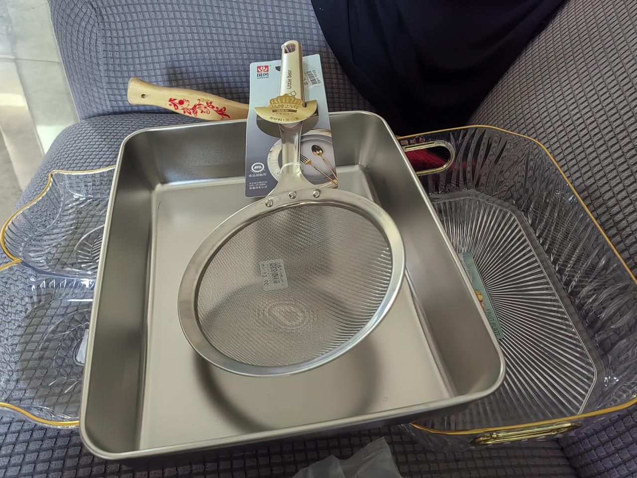 溜达一圈，等会再去菜园吧，咋这么热啊。
    买了口罩，发卡，又添置三个大盘子