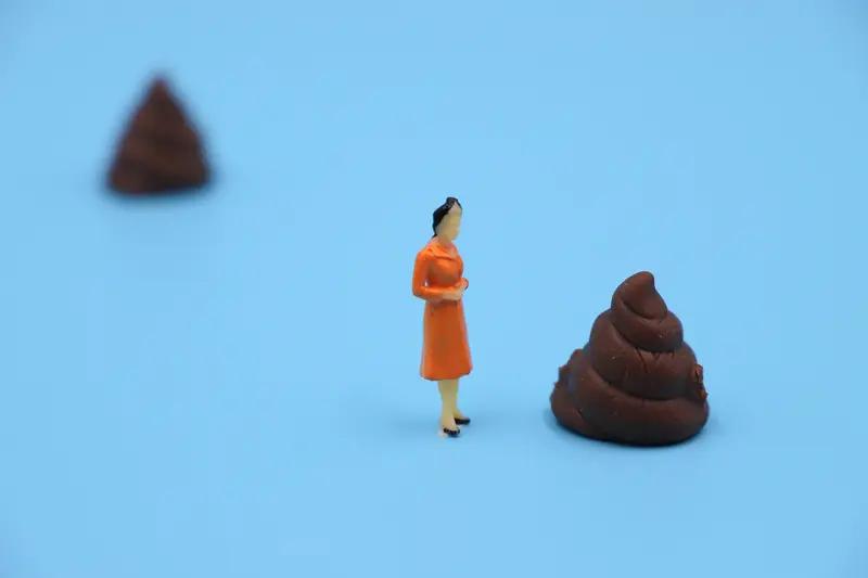 男孩手机店沉迷玩平板大便掉落，店长：顾客踩到才发现。11月28日重庆，一手机店惊