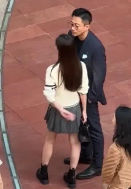 这次马筱梅icon云南昆明行一身穿搭太养眼了[比心][比心]初秋的季节白色针织?