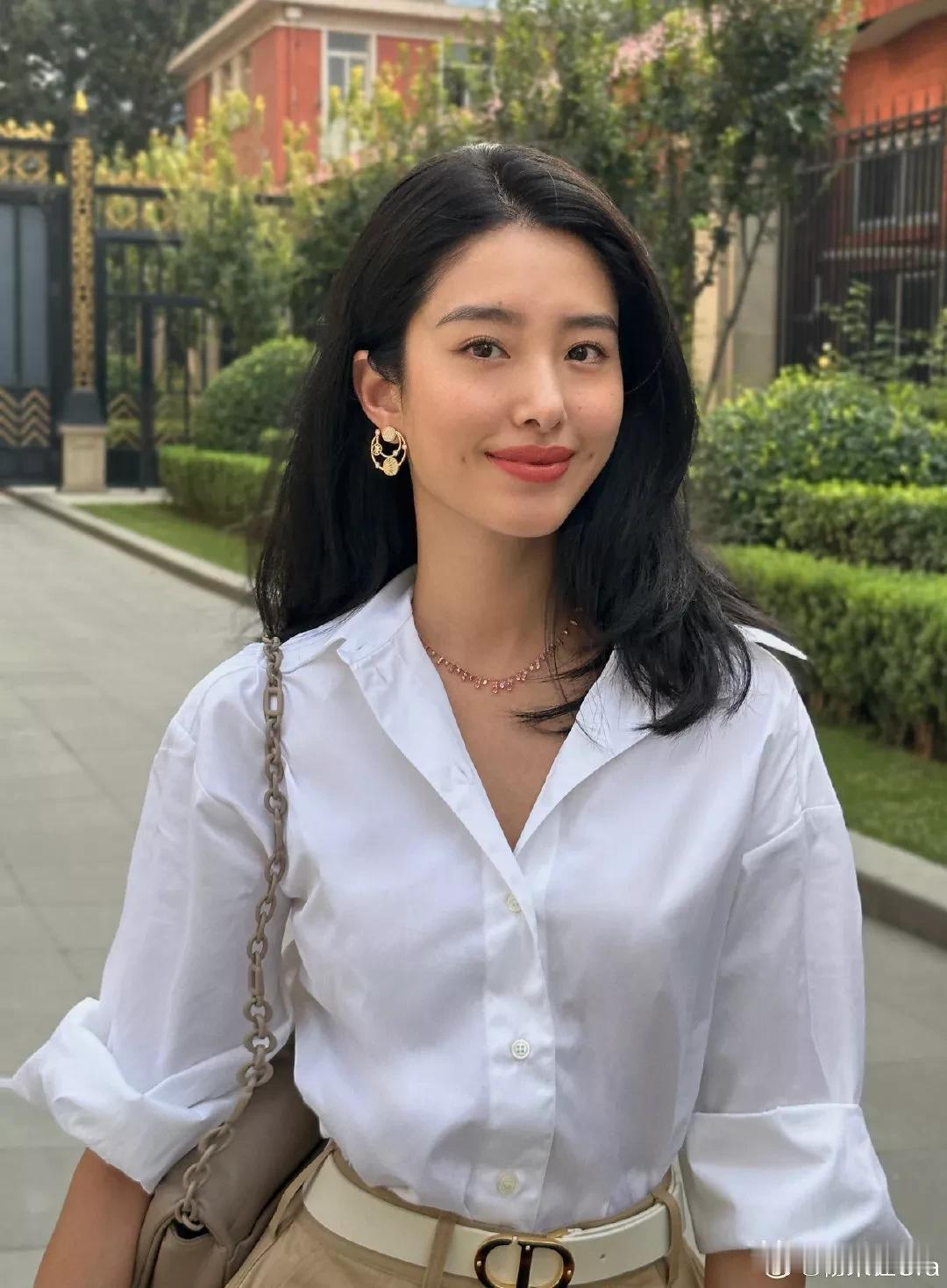 女演员杨采钰，怎么就“火”不起来呢？她有一张辨识度超高的脸，梨涡浅笑，艳丽非常。