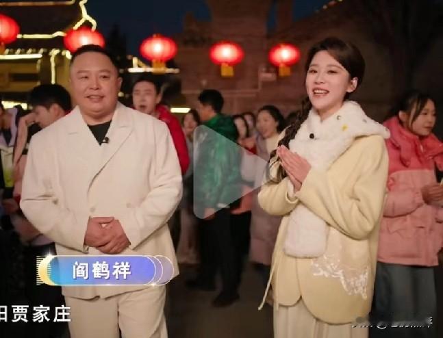 “阎鹤祥离开德云社了，还开了一家相声园子，场场爆满，票都要靠抢！”

类似的文章