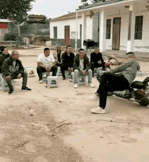 看热闹不嫌事大