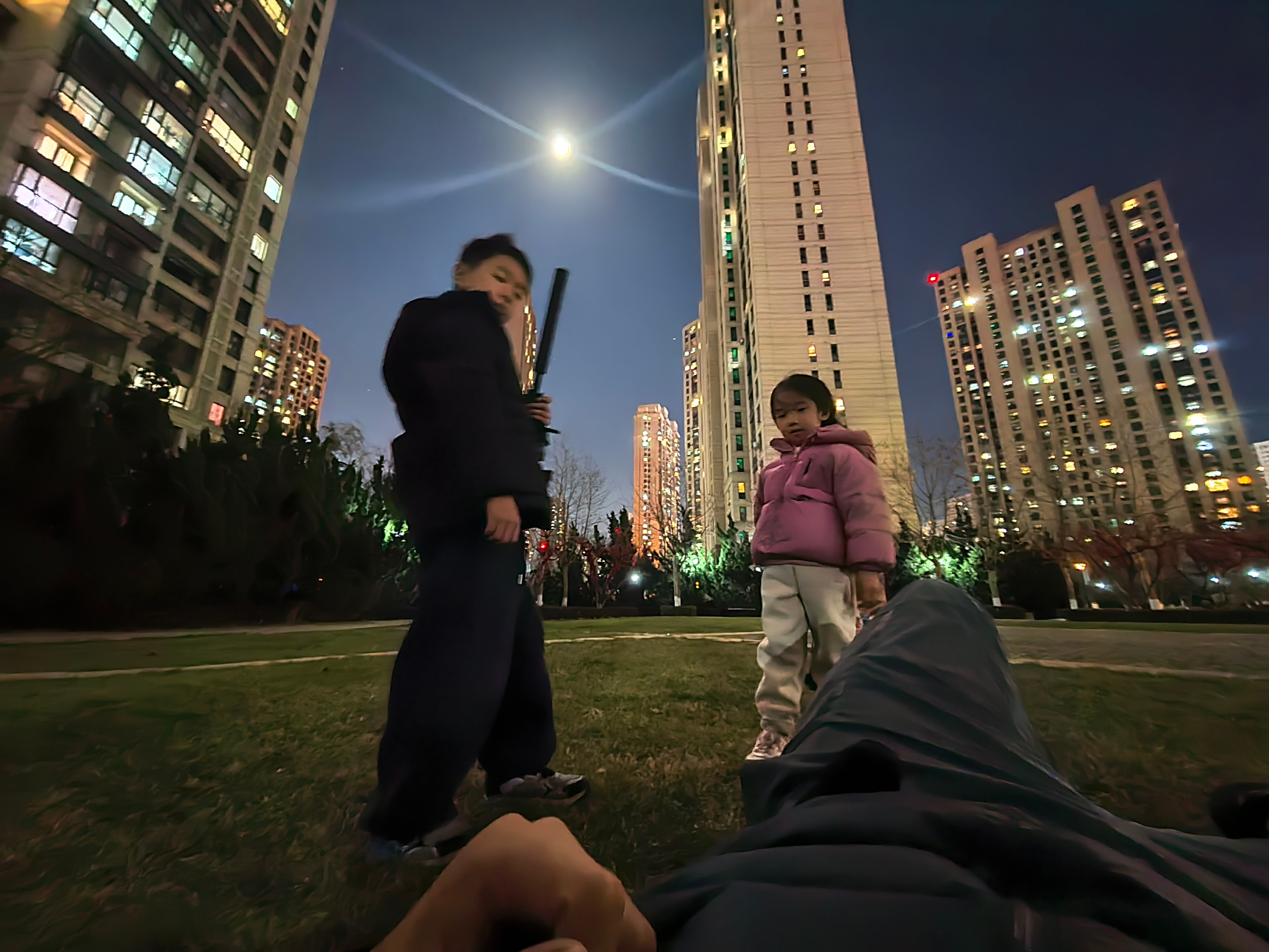 晚上回家很累了他俩拖着我下楼跟他们玩枪战一不小心给我摔了一跤索性躺在草坪上看着星