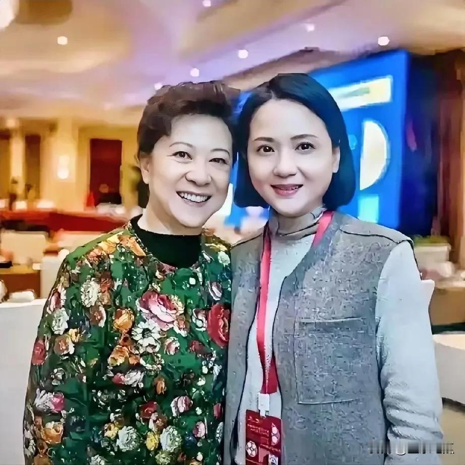 左边是老戏骨王馥荔，年近70的她魅力依旧，右边这位看起来比她年轻，比她更加漂亮迷