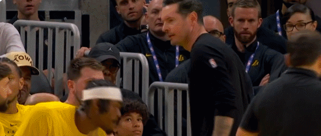 东契奇正准备和雷迪克争论~
范德彪站起来挡住：给我一个面子！

范德彪不愧是湖人