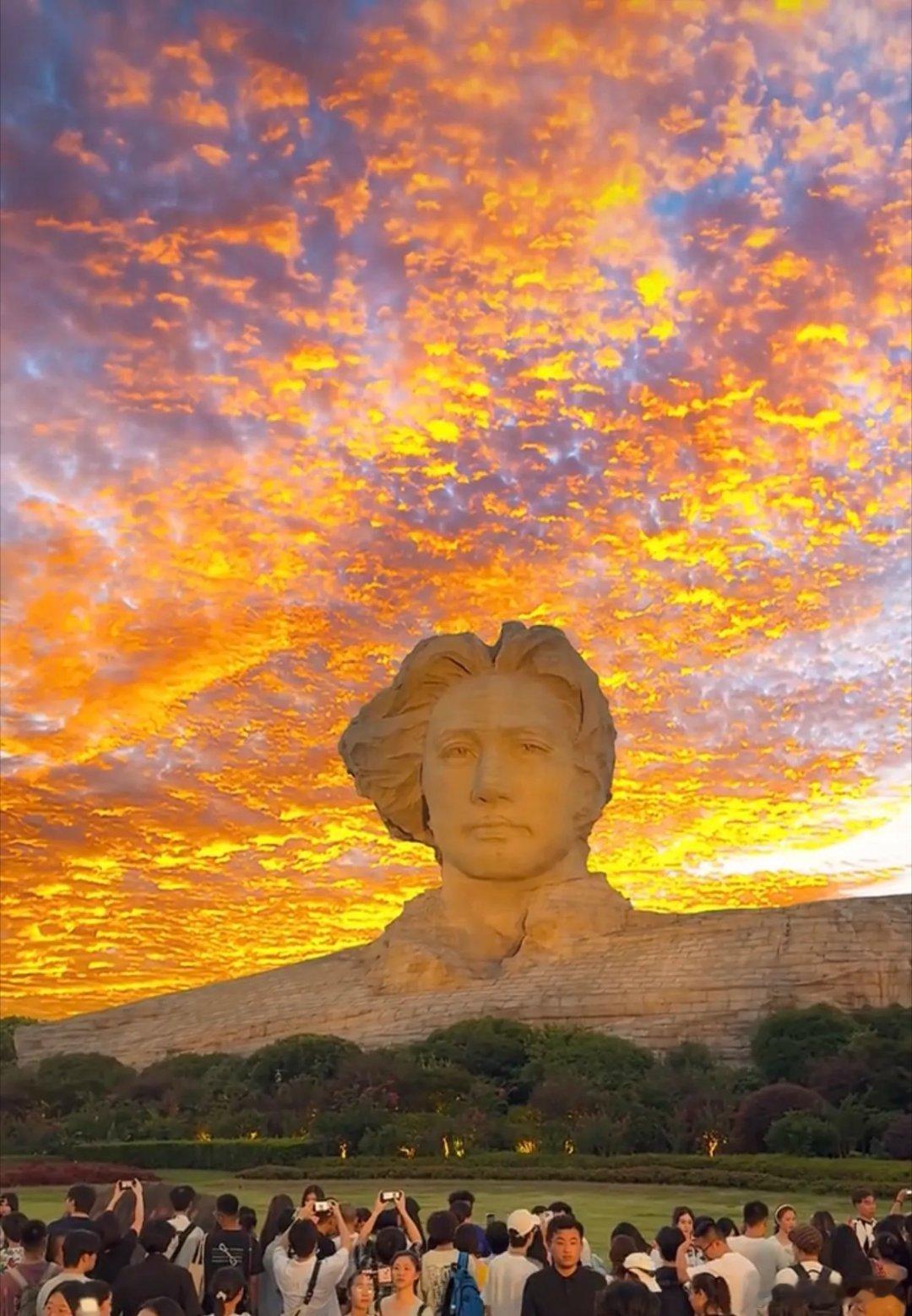 华夏何其幸，天降伟人毛泽东！一轮红日东方红 