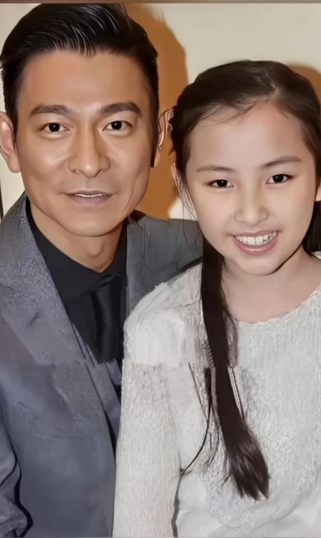 刘德华是全世界十全十美的男人，帅气，善良，正气，才气，每个女人都想拥有这样的男人