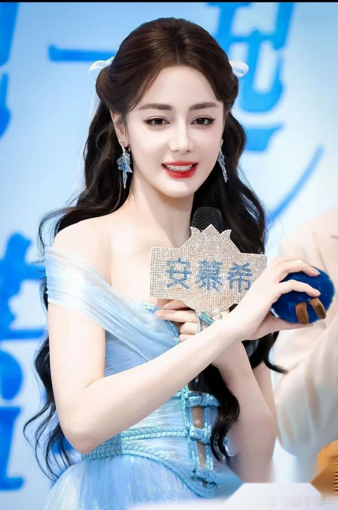 迪丽热巴这场，美是真的，紧也是真的。🫢 7月5日西安安慕希，AADNEVIK那