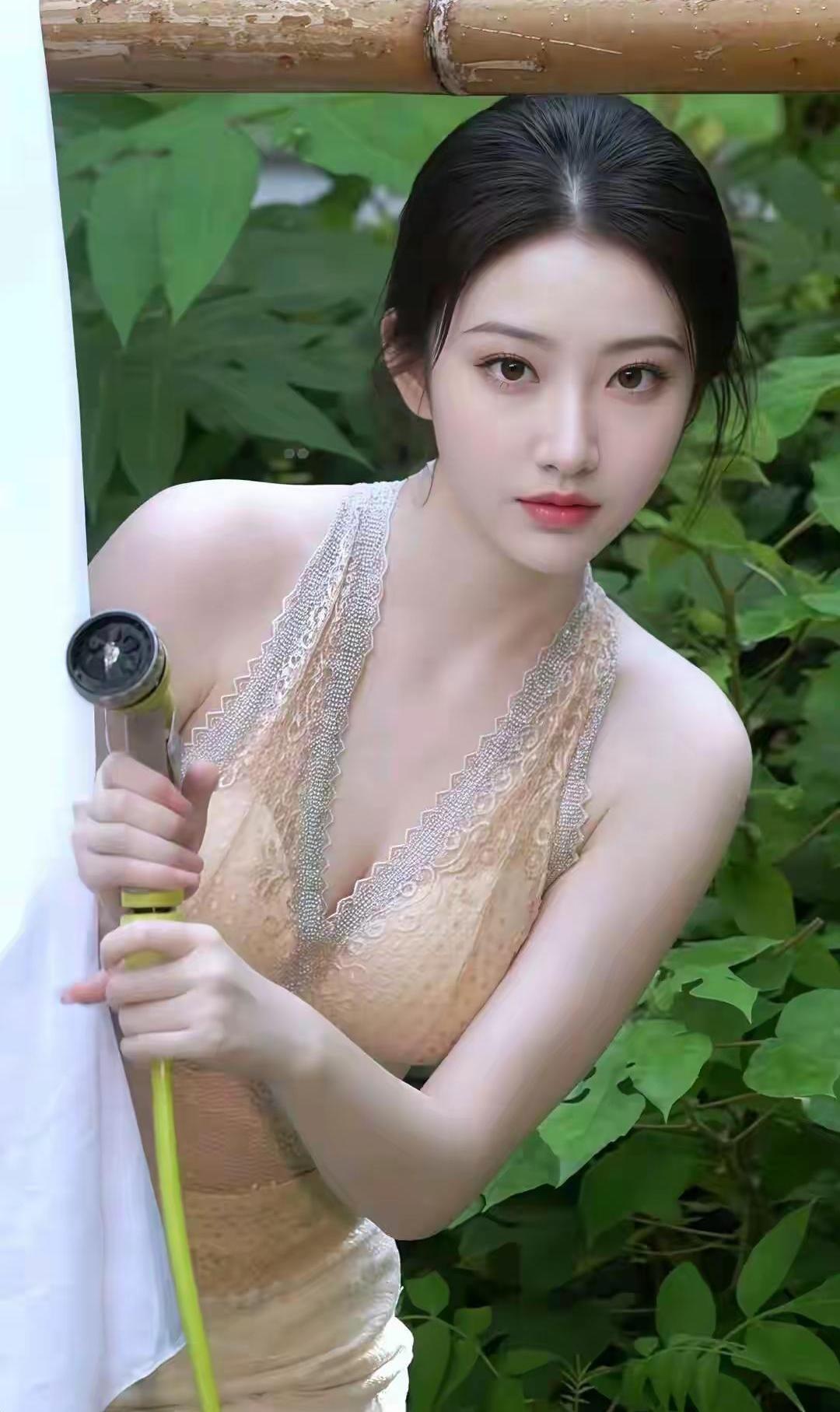 景甜这组竹林水枪写真，真是有点东西。
白衬衫牛仔裤，一脸天真烂漫，跟《司藤》里那