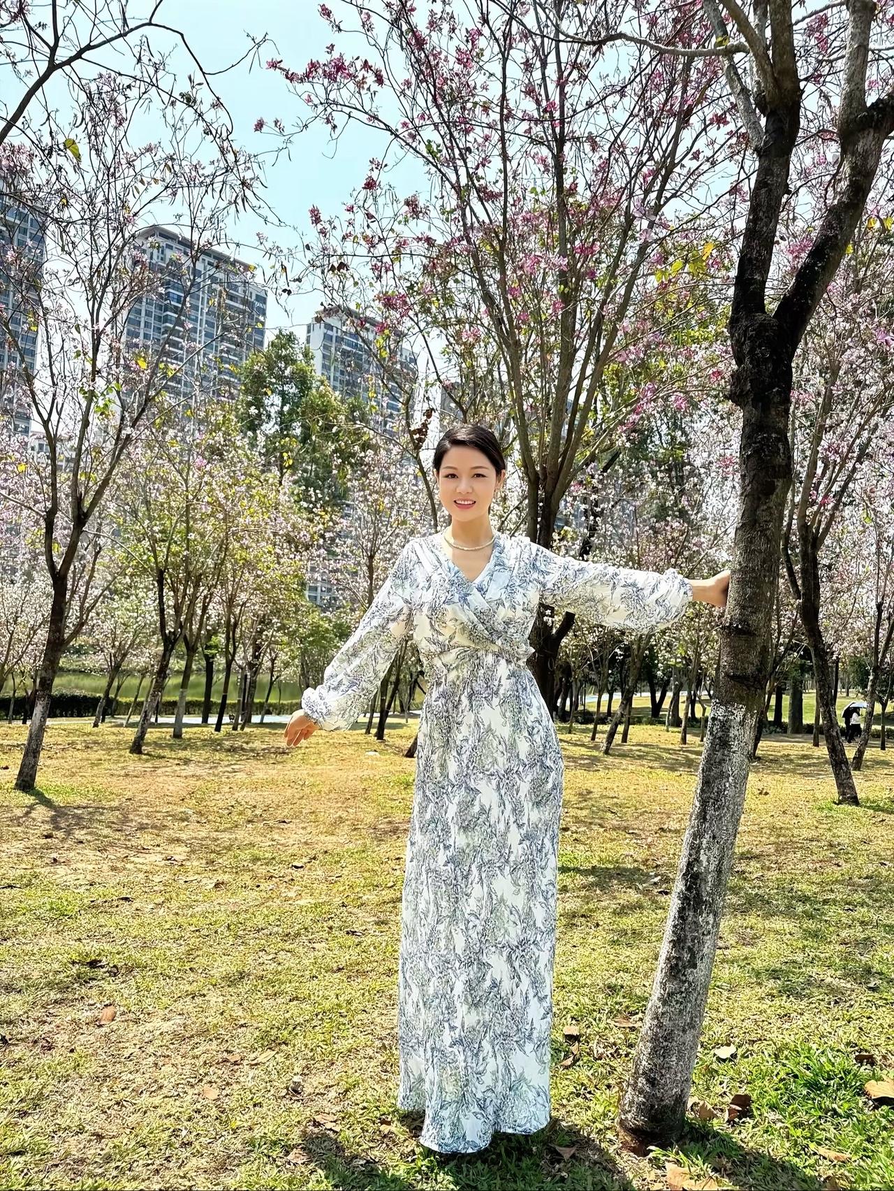 美好的一天已经开启，好运与你同行。愿你幸福满溢，快乐无边。早安！户外隨拍换种风格