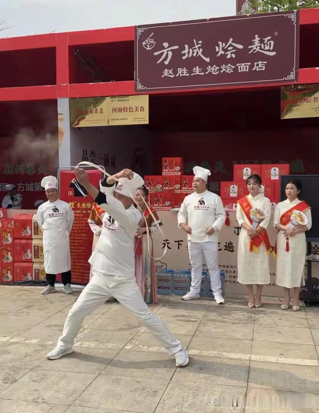 从大连长建和天津胖妞吃方城烩面，谈谈中国“烩面之乡”方城，出了多少县外大咖级餐饮