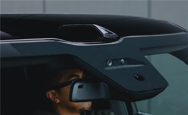 【为何不学特斯拉弃用激光雷达 Rivian：成本低 可补足摄像头短板】近日，Ri