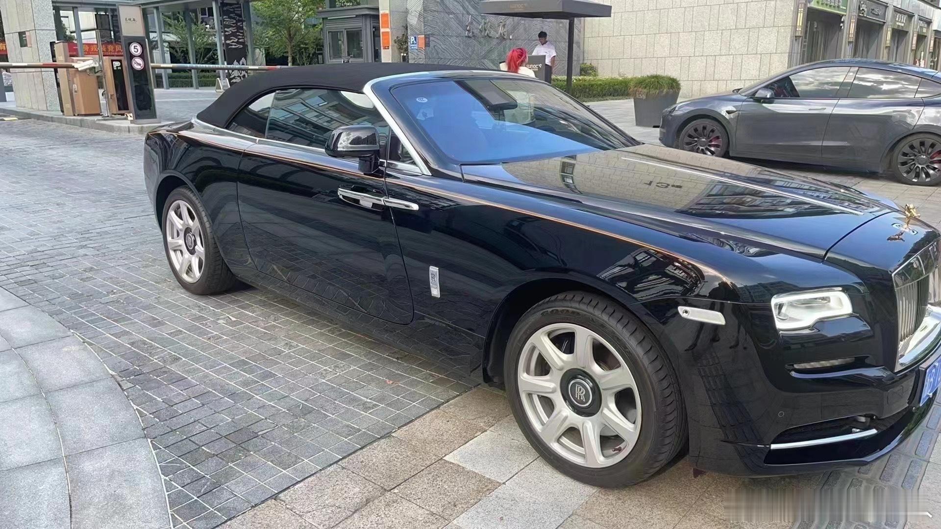劳斯莱斯 曜影黑外/爱马仕橙内，带金标·实木内饰·腰线等，配置到顶 ​​​