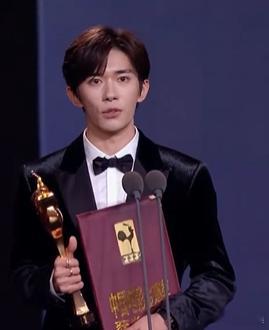 @  拿下金鸡奖影帝，他上台发表获奖感言时， 就在下面拍拍拍 