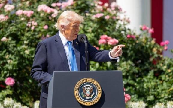 特朗普当了两回总统，终于发现一个问题：只要不跟中国对着干，美国就还是超级大国。