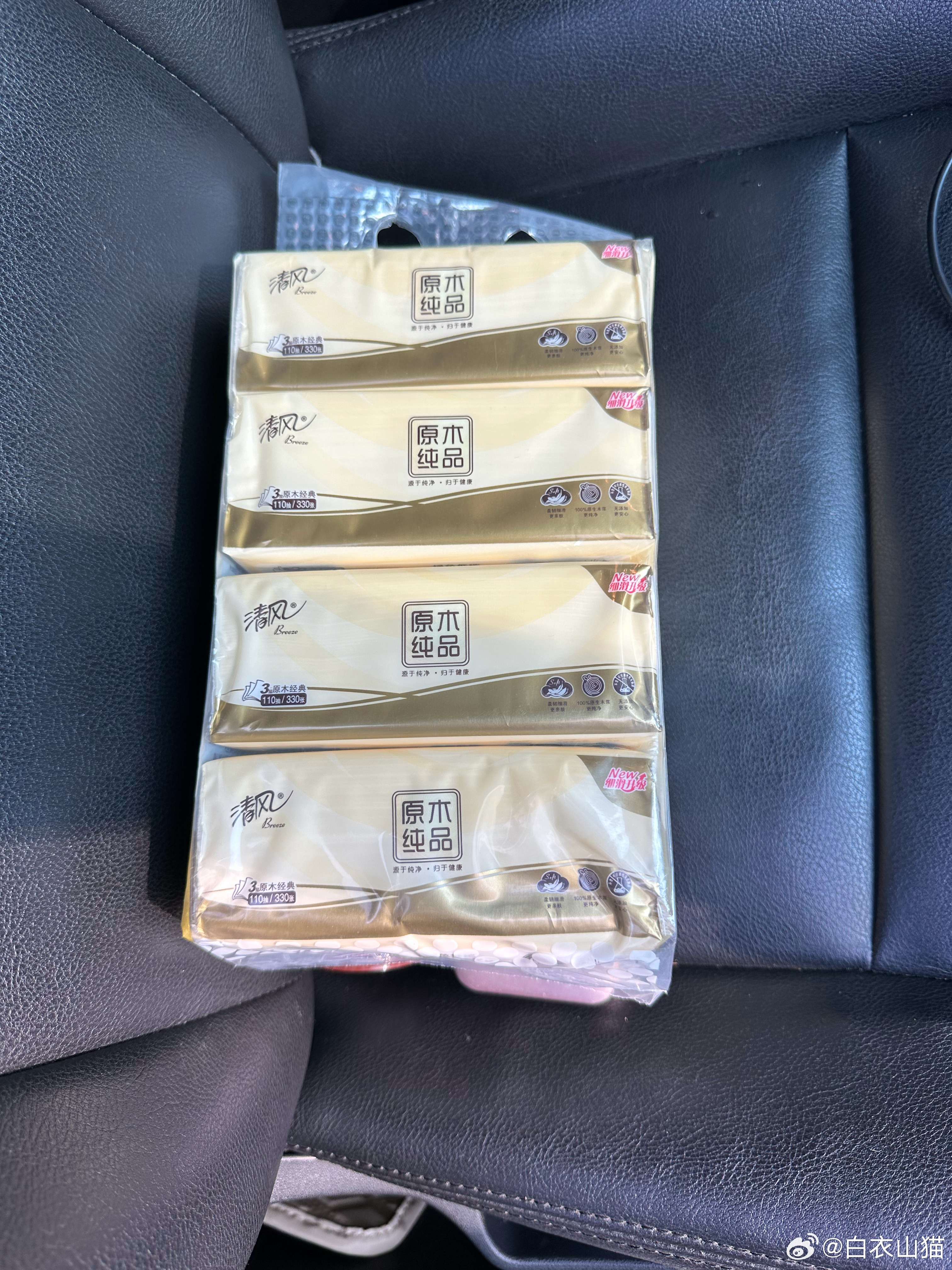 在回溪街的宠物医院门口，我上了车，正要离开时，一位中年妇女向我走来，手里提着两提