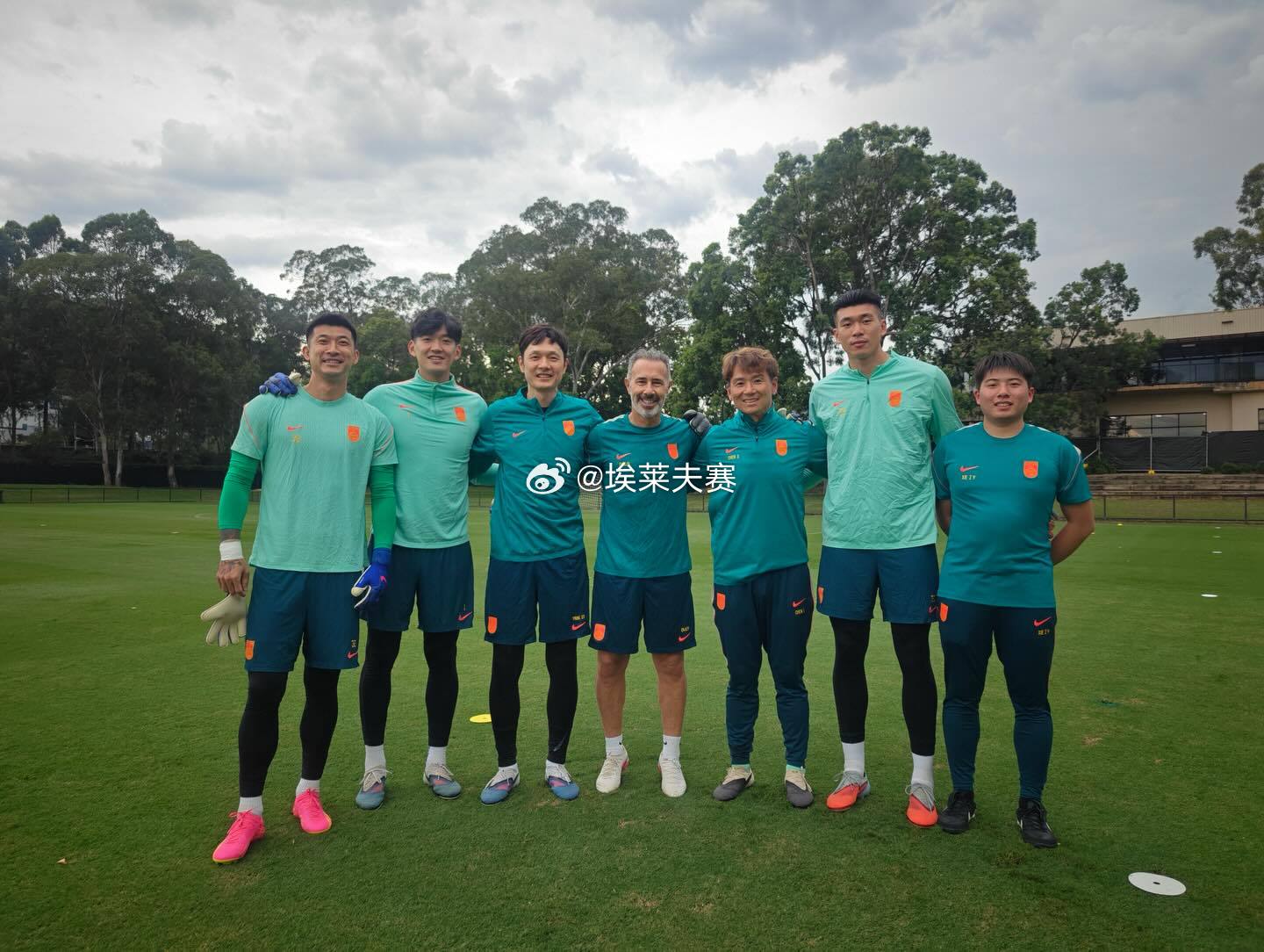 北京国安北京国安 杨智带领的本期国家队三位门将颜骏凌、刘殿座、马镇。明天下午邵佳