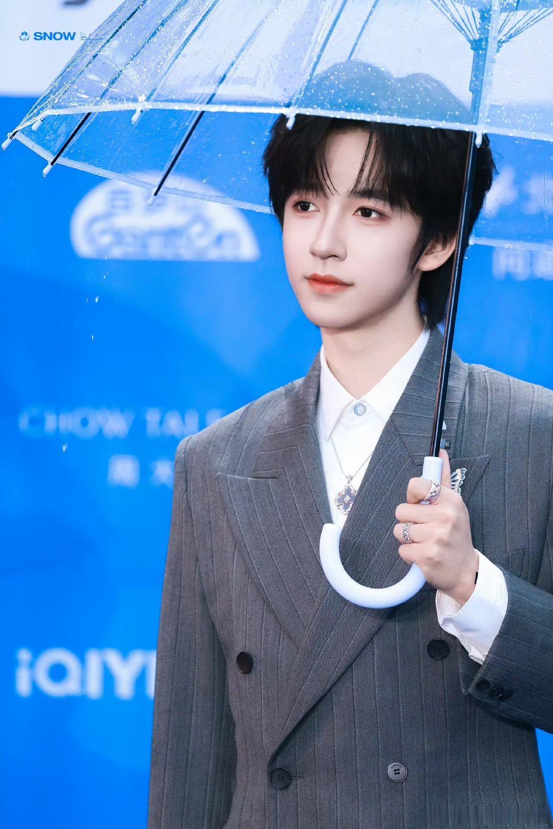 贺峻霖贺峻霖0615生日快乐贺峻霖 廿二振翮踏青云“完成自己的梦想其实就是把别人
