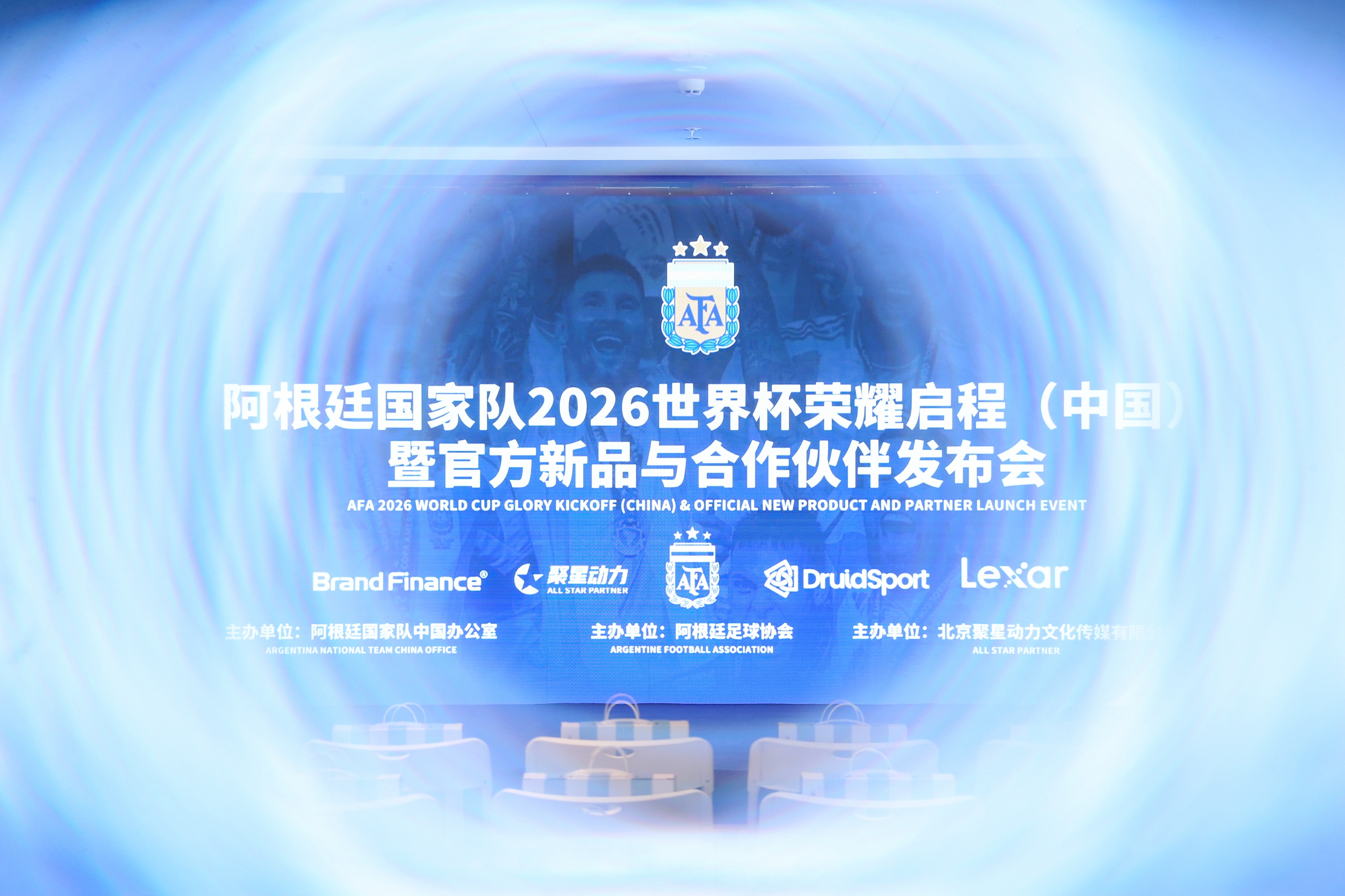 新赛季第一次来工体是因为阿根廷的发布会，家乡球队和支持的球队联动了见到了“兔子”