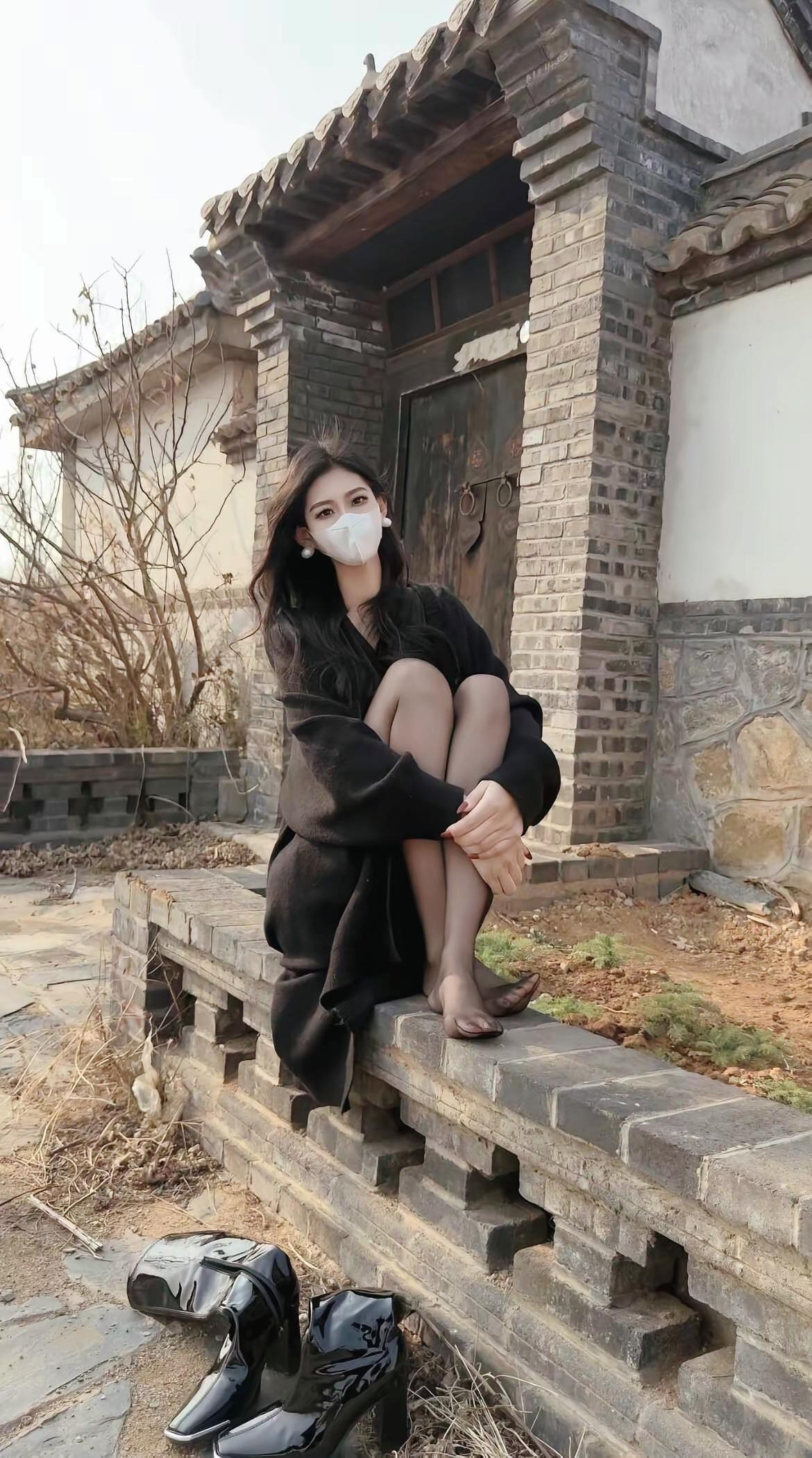 旧院，黑丝，光脚。
春风吹过枯树枝，
冬天的清冷，
终于要换成春天的温柔了。
春