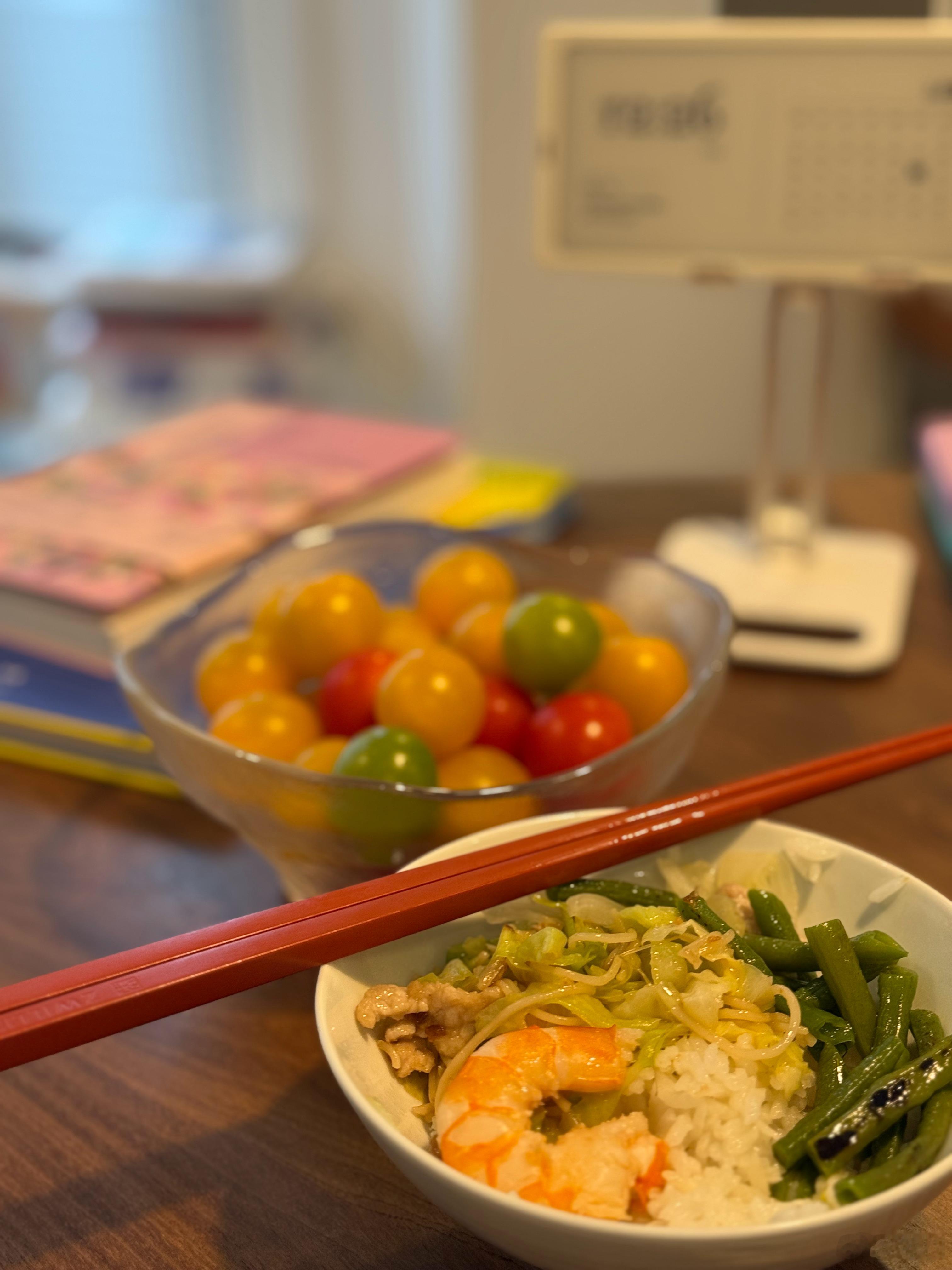 吃饭了我爸已醒酒，又开始烧菜做饭…我这是第二碗，一碗饭太少了不够吃 