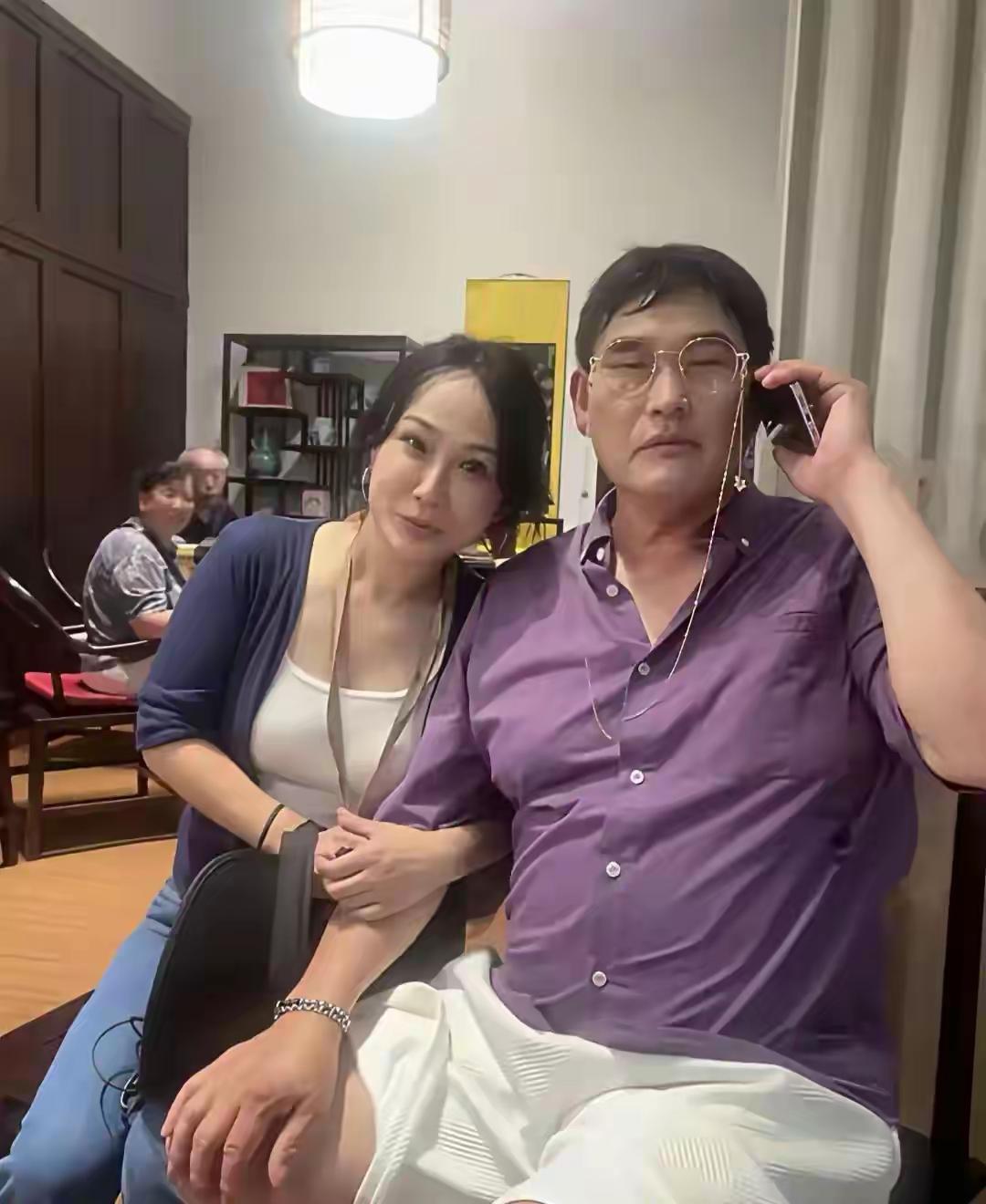 也真是难为大衣哥了，女粉丝就要求合个影，这影合的大衣哥不是自毁形象吗？