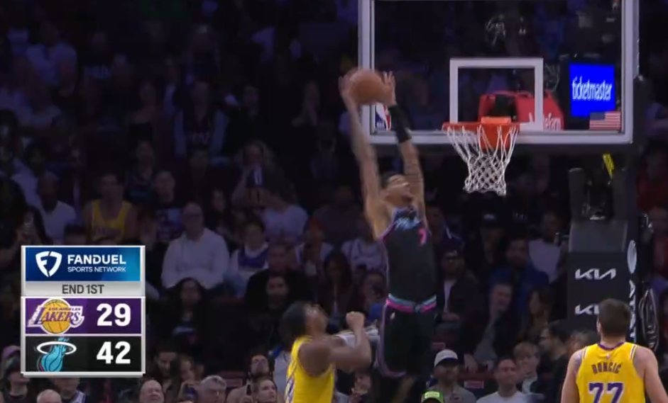 混乱的第一节结束，湖人29-42落后东契奇12分，詹姆斯2分。湖人vs热火