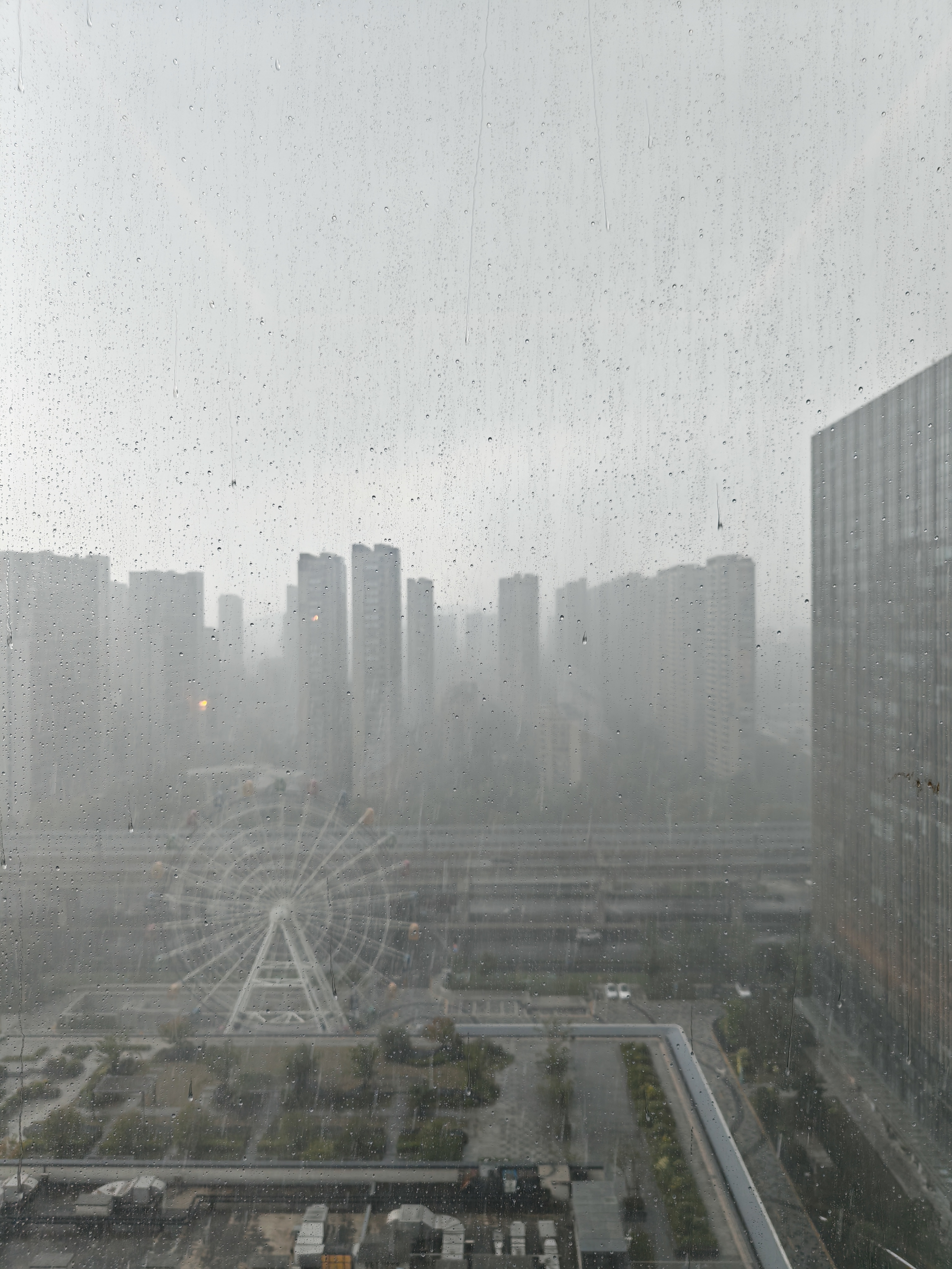 刚还艳阳高照突然下暴雨有没有朋友跟我一样在高层看暴雨噼里啪啦打在窗户上感觉就很解