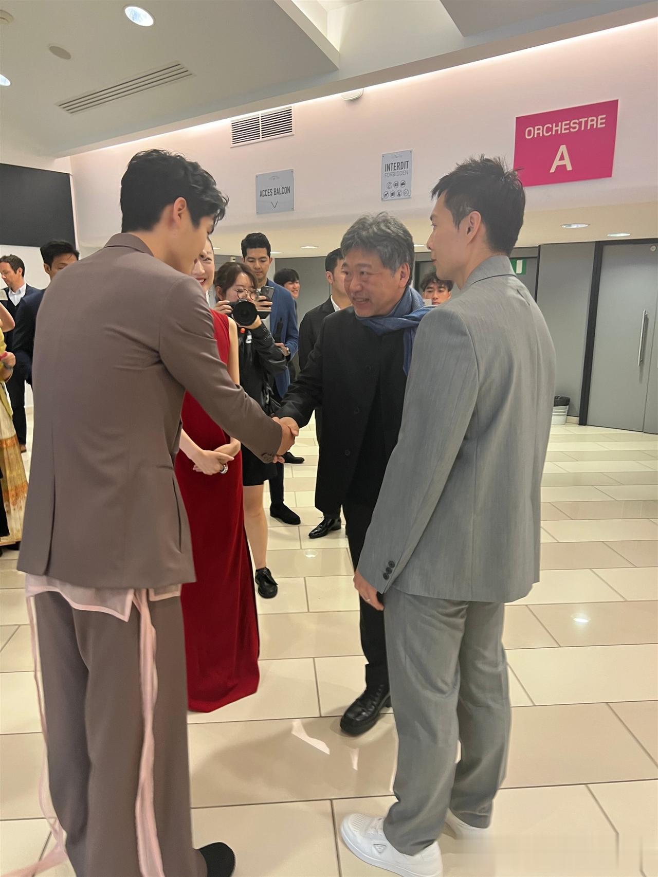 周冬雨刘昊然这一幕哪像是电影人的聚会，根本就是一对新人在招呼客人啊。