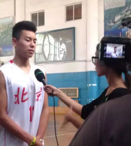 李添荣晒出多张效力北京首钢旧照，看得出来，李添荣对北京首钢还是有很深的情感的。