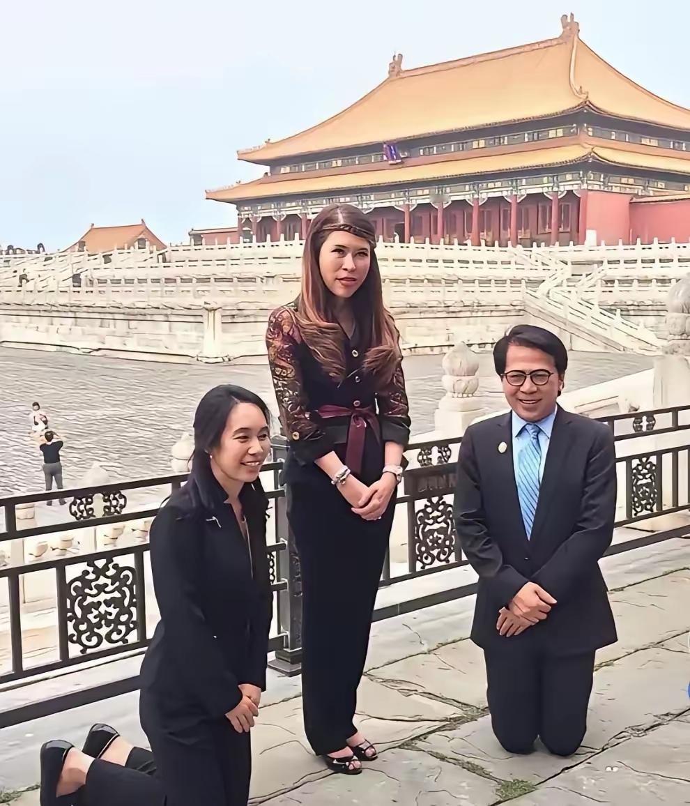 在故宫拍照得跪着，这场景在社交平台上随处可见。为了拍出独特照片，有人在墙边“罚跪