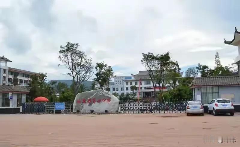 心寒破防！云南高三教师被逼坠楼，老实人的绝望，真就大戳心，4月24日下午，云南楚