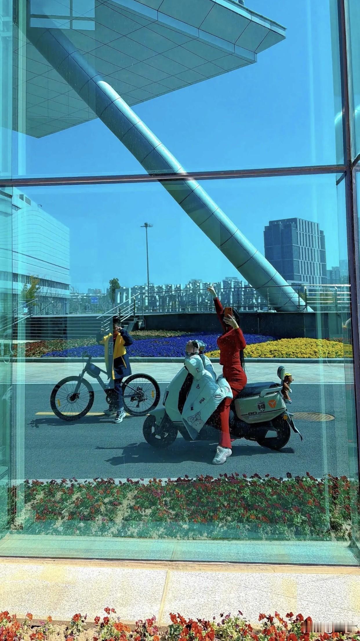 什么样的女人最令人着迷有生活情趣的女人很迷人，能把生活过得丰富多彩。