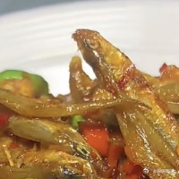 每日一餐分享土豆多牛腩、爆炒小鱼干、空心菜今日晚餐