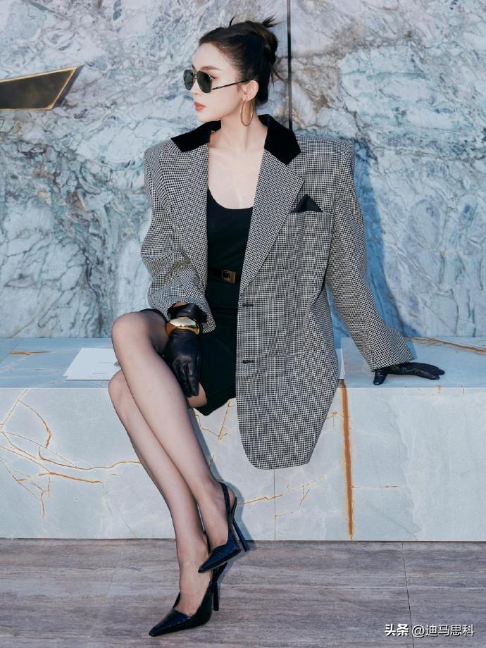 古力娜扎这杂志写真简直绝了！黑丝、大长腿再配上高跟鞋，魅力值直接拉满。
修长笔直