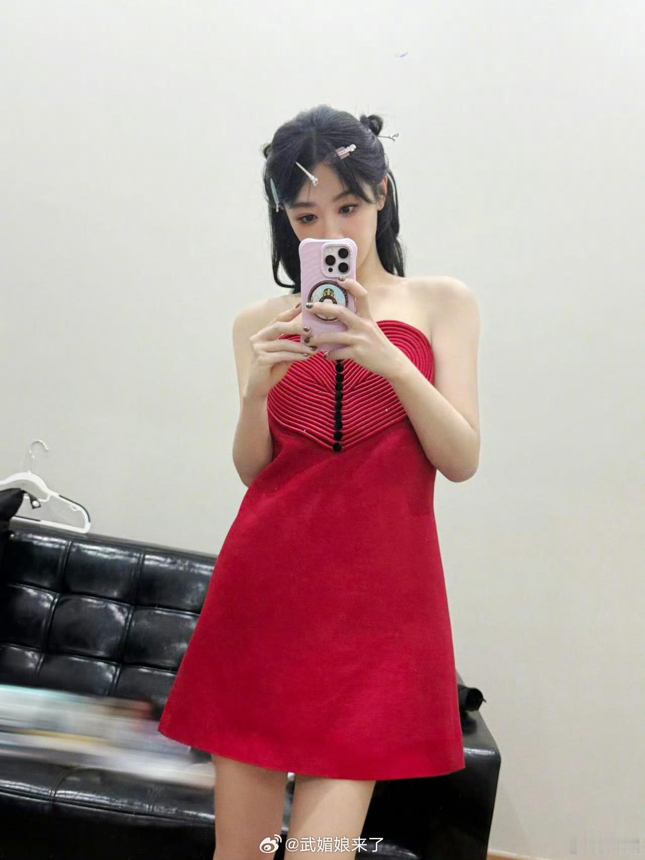 杨紫晒自拍，爱心抹胸红裙元气满满，好有少女感