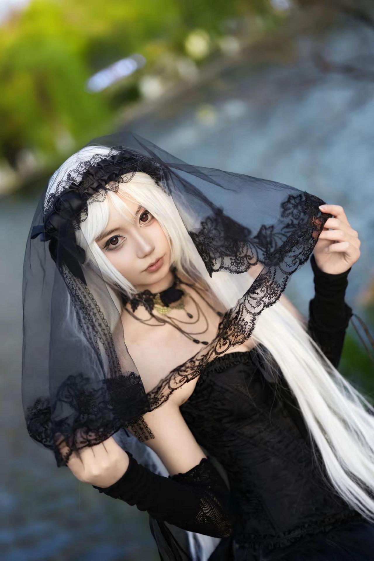 眼神很有宿命感。