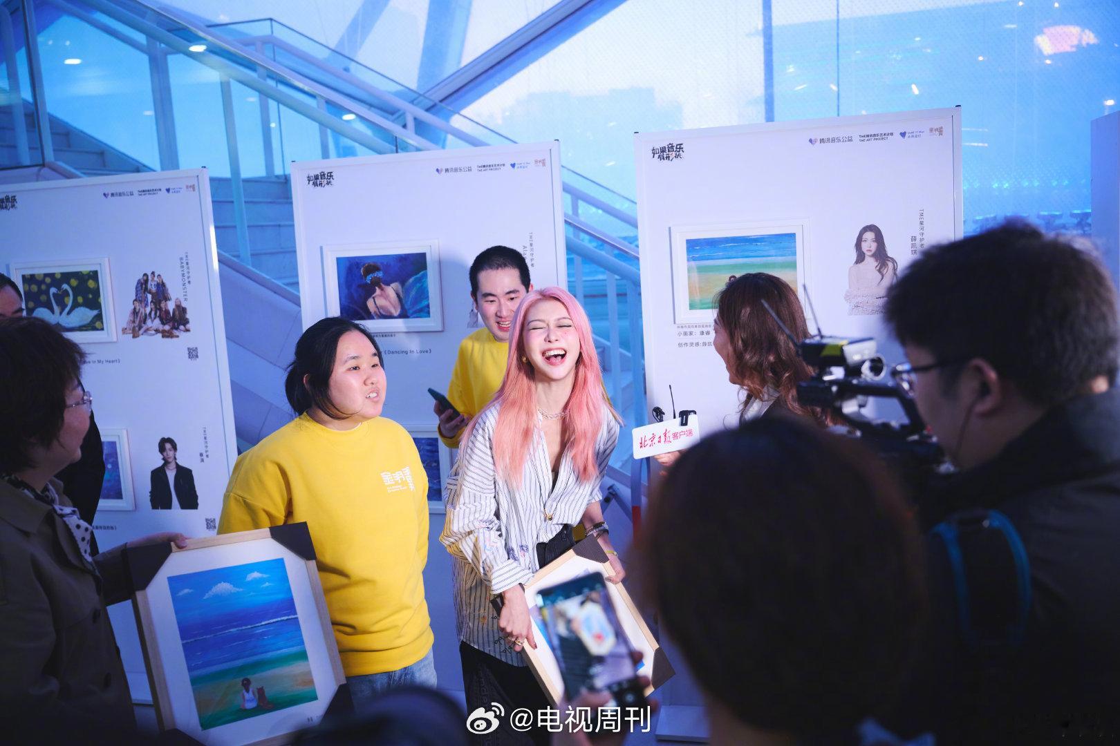 薛凯琪[超话]薛凯琪水立方为星星的孩子点灯水立方的蓝色灯光，是爱的象征，也是希望