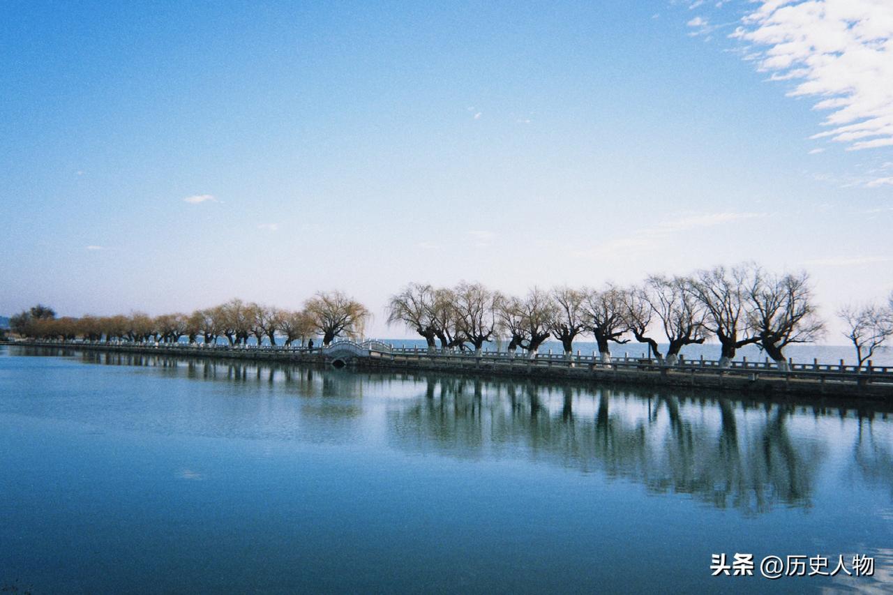 湖边树影倒映，风景美如画。