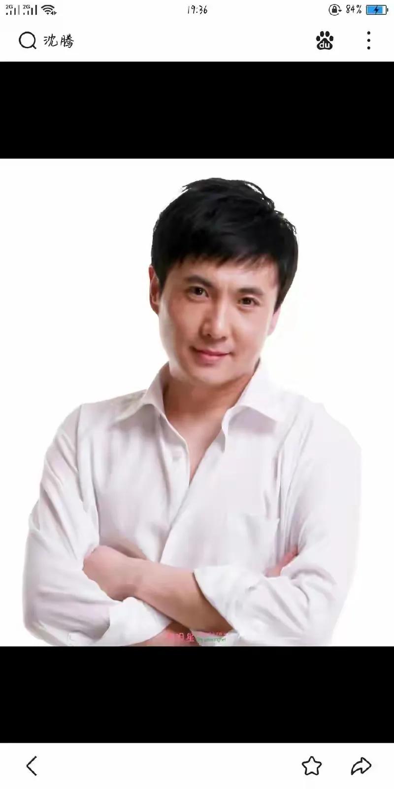 沈腾，曾经的校草，颜值出众，眉清目秀，面容英俊，充满了青春的朝气与活力。那时候的