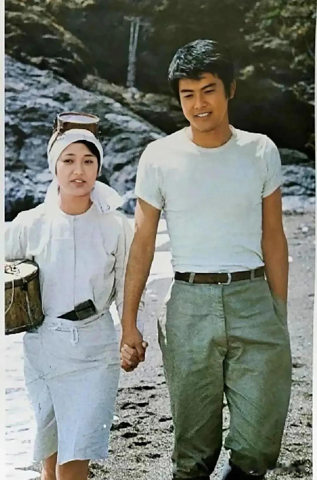山口百惠与三浦友和真可谓是神仙眷侣呢！她在21岁处于巅峰之时退出娱乐圈嫁给了他，